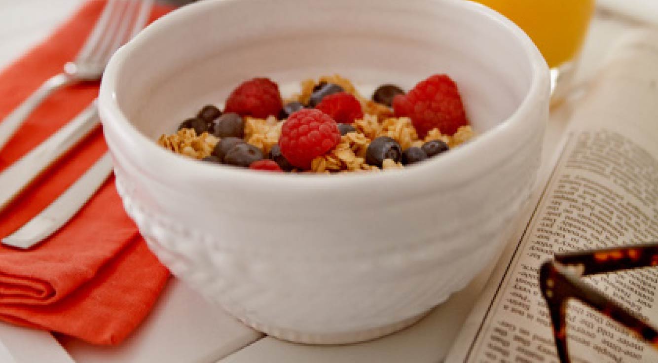 Bowl of fiber-packed oats with berries.
